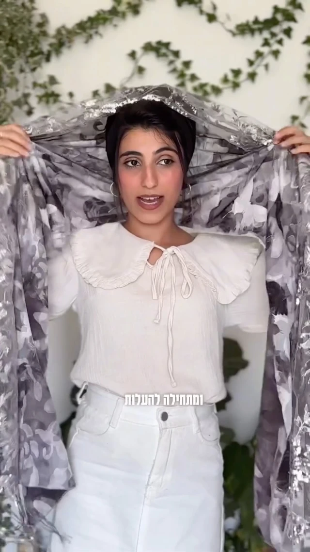⁨	ובפינת סדנת הקשירה שלנו 🎀
הפעם קשירה בסיסית, קלה וסופר שימושית עם מטפחת מלבן (תפארה)קשירה עם נוכחות, מלאה נפח, מלכותית ופשוט יפיפייה
רוצות לראות עוד רעיונות לקשירות עם מלבן?
כתבו לנו בתגובות 👇🏼⁩