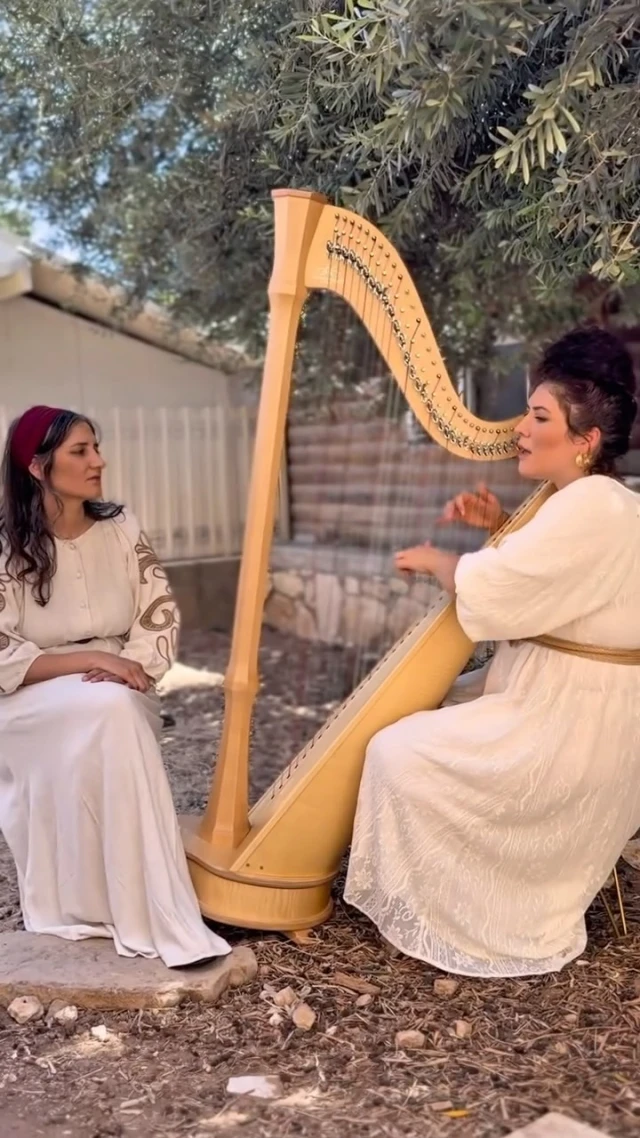 אפרת ותהילה המוכשרות בסרטון שהרעיד לנו את הלב
ובחירת שמלות מרגשת מקולקציית החג שלנו 🥹והנה כמה מילים מהלב שלנו אליכן לקראת השנה החדשה:
שנה כל כך לא פשוטה עברה על עם ישראל.
אנחנו נכנסות אל החג ברגשות מעורבים,
כאב גדול על החטופים שעדיין שם,
על המשפחות השקולות,
על הנשים שנמצאות לבד בחג כשהבעלים במילואיםובתוך כל זה, עם ישראל תמיד ידע להמשיך.
לבנות, להתפלל, להאמין שהאור עוד יגיעואנחנו, בתוך השליחות שלנו, שמחות להיות נקודת חיבור לנשים.
לזכות אתכן בלבוש צנוע ויפה,
כזה שמשמח את הלב,
מחזק את הנשיות ומעניק תחושת יופי בלי לוותר על שום ערך.מאחלות לכולנו שנה טובה ומבורכת,
שנה של נחמות גדולות, בשורות טובות וגאולה שלמה ❤️