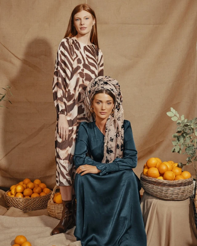 ⁨	⁨	“וְנָתַתִּי בָכֶם רוּחַ חֲדָשָׁה”
(יחזקאל ל״ו, כ״ו)יש משהו בעונה הזו שמזמין התחדשות.
כמו שהאדמה נושמת מחדש, גם הלב מבקש רוגע, התכנסות, חידוש מבפנים.החורף הזה מגיע עם רוח חדשה
רוח של תקווה, אור, אמונה ושמחה.קולקציית חורף ״רוח חדשה״ נולדה מתוך אותה אמונה
שצניעות היא לא פשרה, היא בחירה.
בחירה ביופי, באמונה וב״נעשה ונשמע״ מתוך אהבה גדולה.שיהיה חורף של התכנסות מבורכת,
של התחדשות אמיתית ושל גאולה, אחחח כמה שצריך גאולה!בואי להציץ ביופי שנחת באתר >>
Cameleon.co.il⁩תודה לצוות המוכשר שלנו על הפקה מושלמת!
צילום: ‪@kedemstudio‬
איפור, שיער וקשירת מטפחות: ‪@batelmatana.makeup‬up
וידאו וסושיאל: ‪@emunamak‬amak⁩